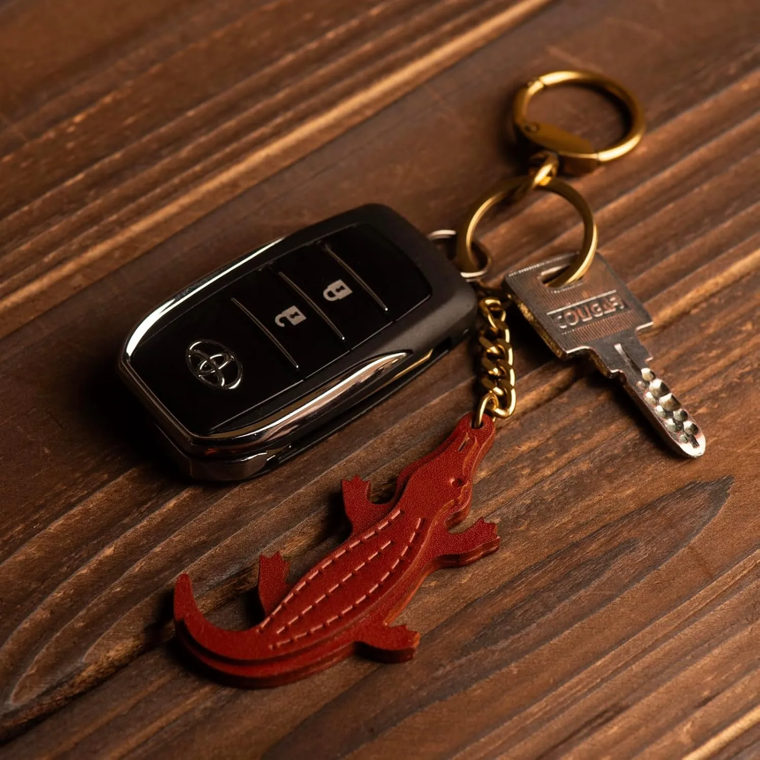 Cute Crocodile Keychain Pendant, Genuine Leather with Metal Buckle Keychain Charm Accessory